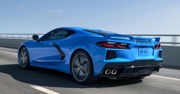 Осмото поколение Chevrolet Corvette, преминаващо към средно разположен двигател, е по-близко до представянето на 911 от всякога. Тук леко променяме дефиницията  &bdquo;евтин&ldquo;. Но когато става дума за нови спортни автомобили, Corvette осигурява много производителност за парите си.

Базовите модели Corvette от 2025 г. са оборудвани с 6,2-литров V8 мотор на Chevy с мощност 495 конски сили. Започват от около 126 000 наши лева. Според Car and Driver  C8 със своя стандартен 6,2-литров V8 ще ускорява до стотака само за 3,2 секунди. Базовият 911 има 388 к.с. и прави същия спринт до 100 км/ч за същото време. Разбира се, 911 има допълнителен чифт седалки (Corvette има само две места) и е значително по-луксозен. Но за парите вече стана въпрос. Примерно, за тези пари ще се качите на значително по-бързия  Corvette Z06 , който идва с 670 к.с. и може да ускори до 100 км/ч само за 2,6 секунди. Но другите са доста по-евтини от 911.